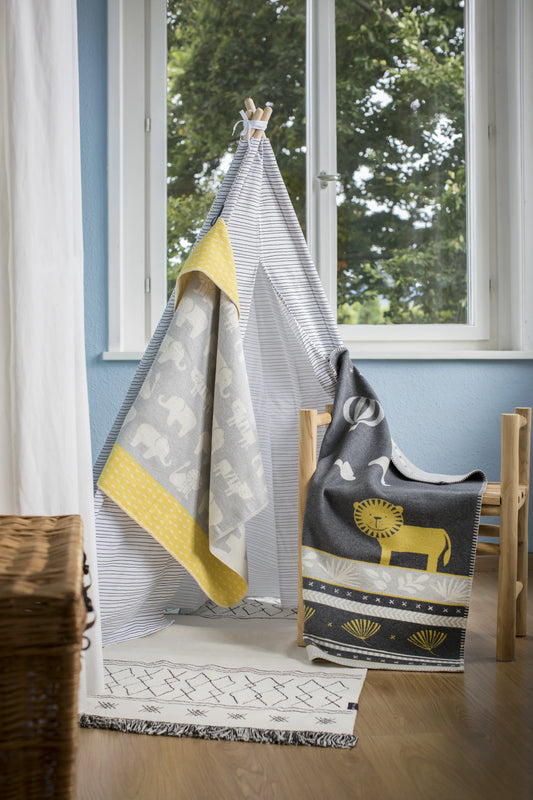Babydecke mit Kapuze JUWEL “Zoo” von David Fussenegger