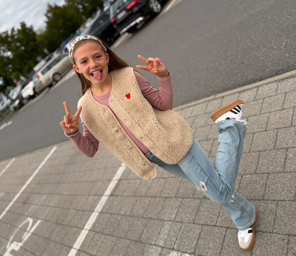 Alwero Weste TYB Junior aus Bio-Wolle Ultralight Sandy Brown mit Herz, Special Edition (Kopie)