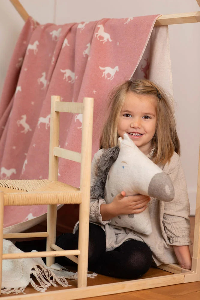 Kinderdecke JUWEL "Pferde allover" von David Fussenegger