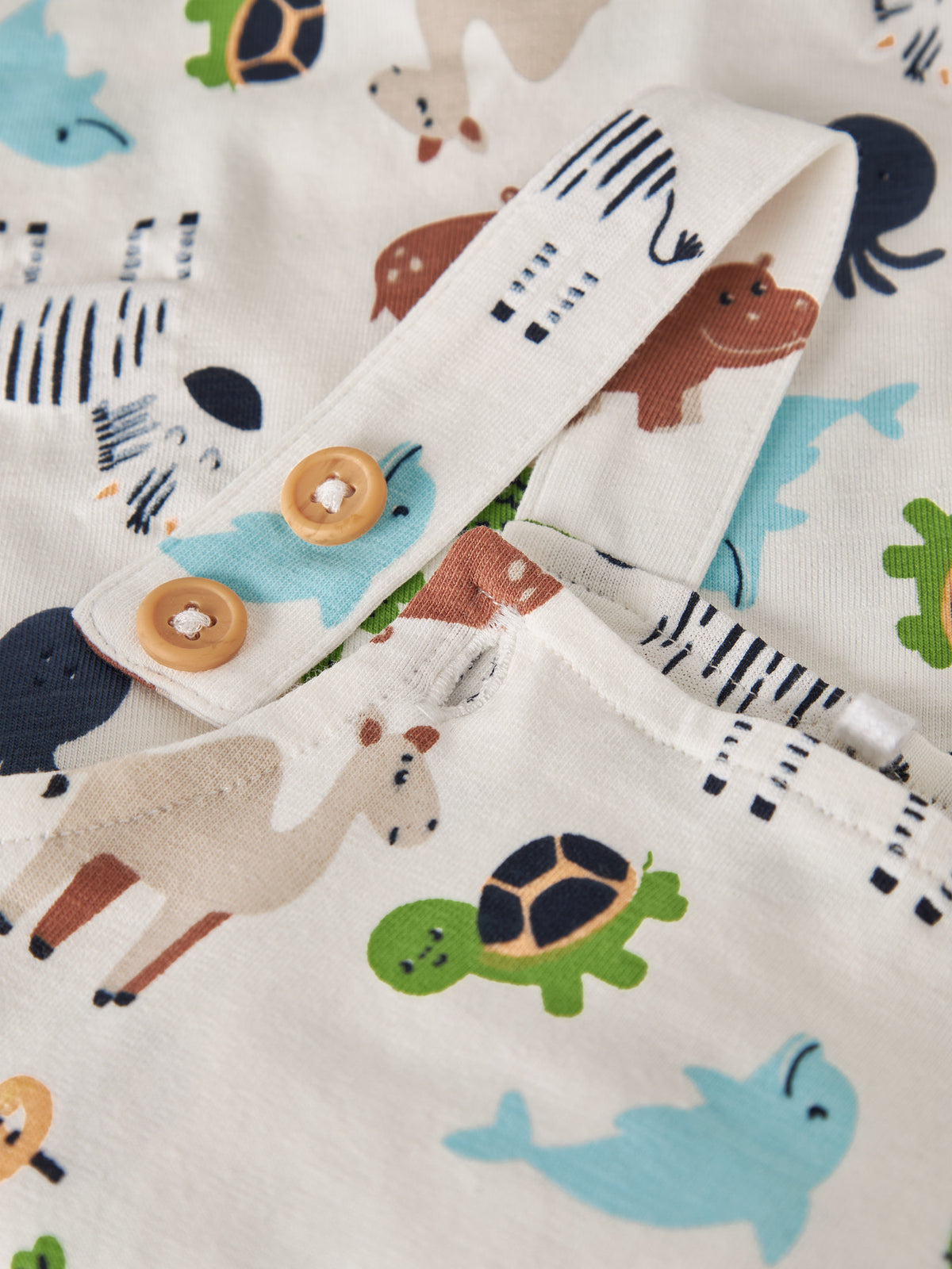 Name it Kurze Latzhose mit Alloverprint aus Bio-Baumwolle