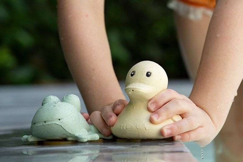 HEVEA - Badespielzeug Ente - Naturkautschuk / upcycled / Sand
